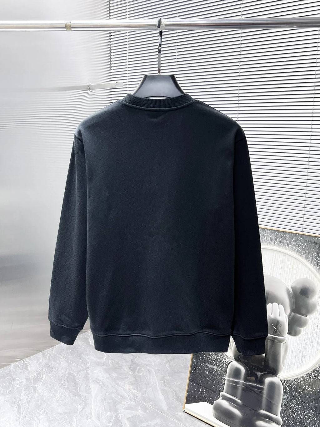 New long sleeved round neck sweatshirt