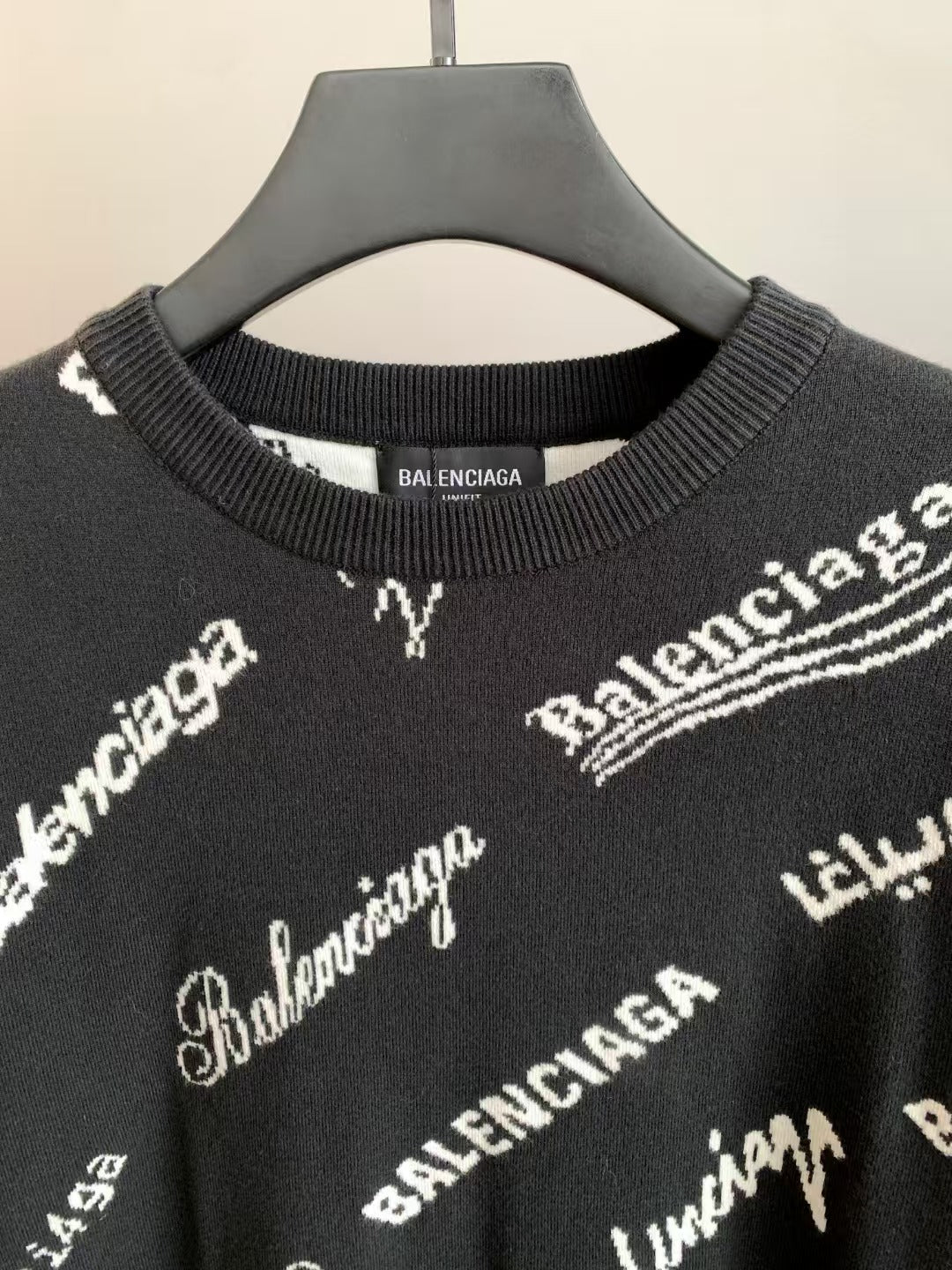 New round neck sweater