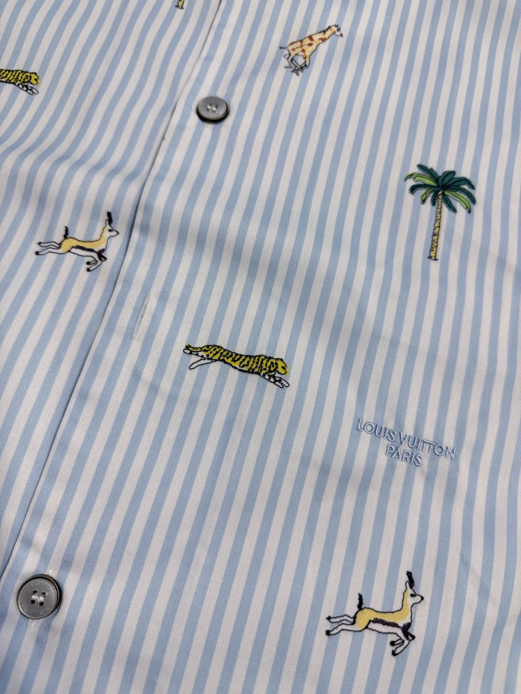 New striped short sleeved shirt decoration