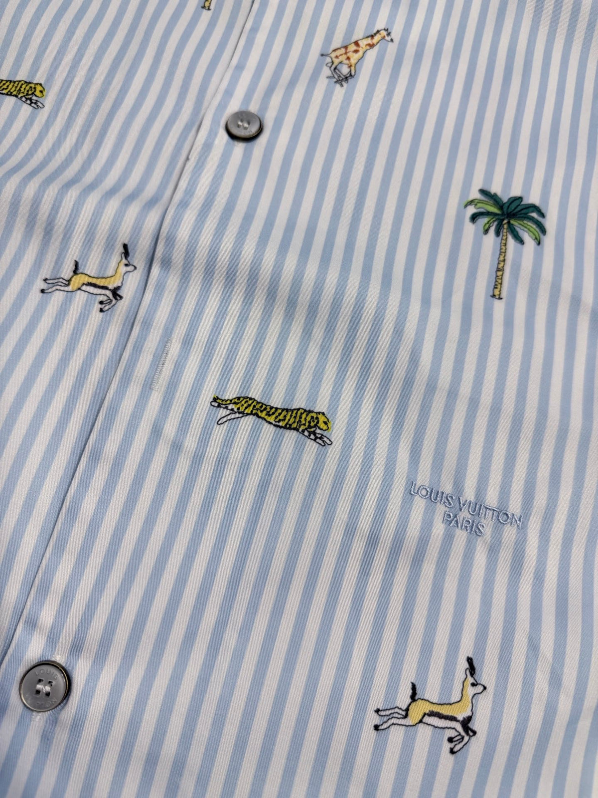 New striped short sleeved shirt decoration