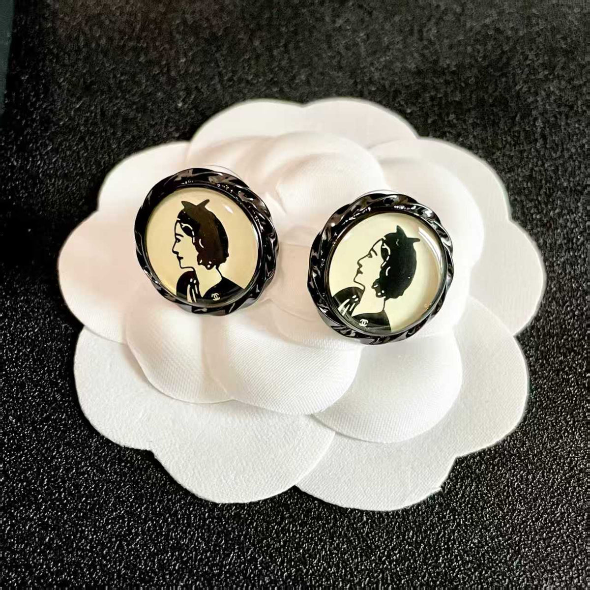 New round portrait earrings