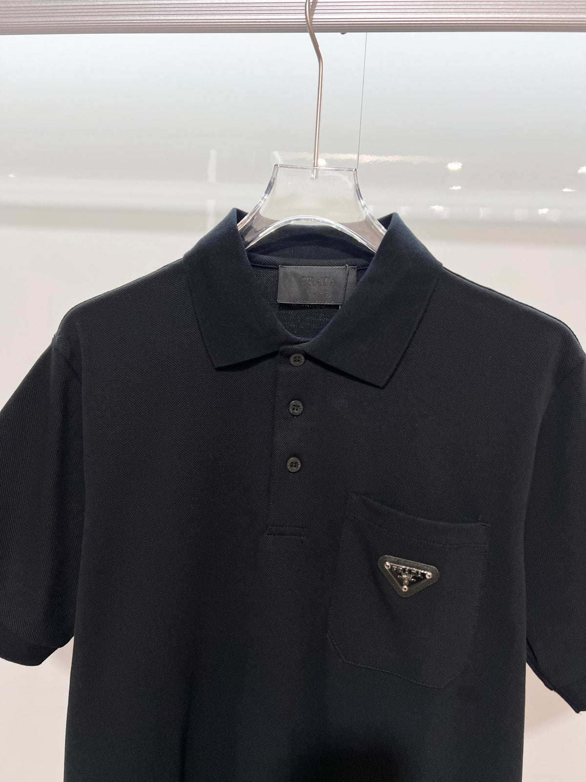 Chest pocket with metal triangle logo, leather seal, letter polo shirt