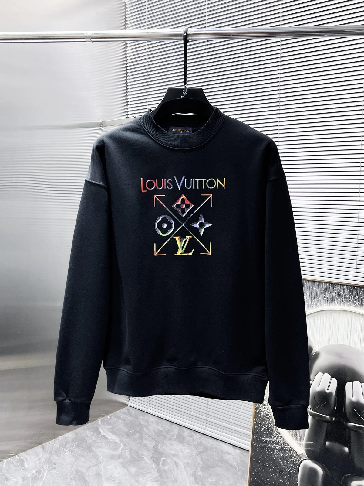New long sleeved round neck sweatshirt