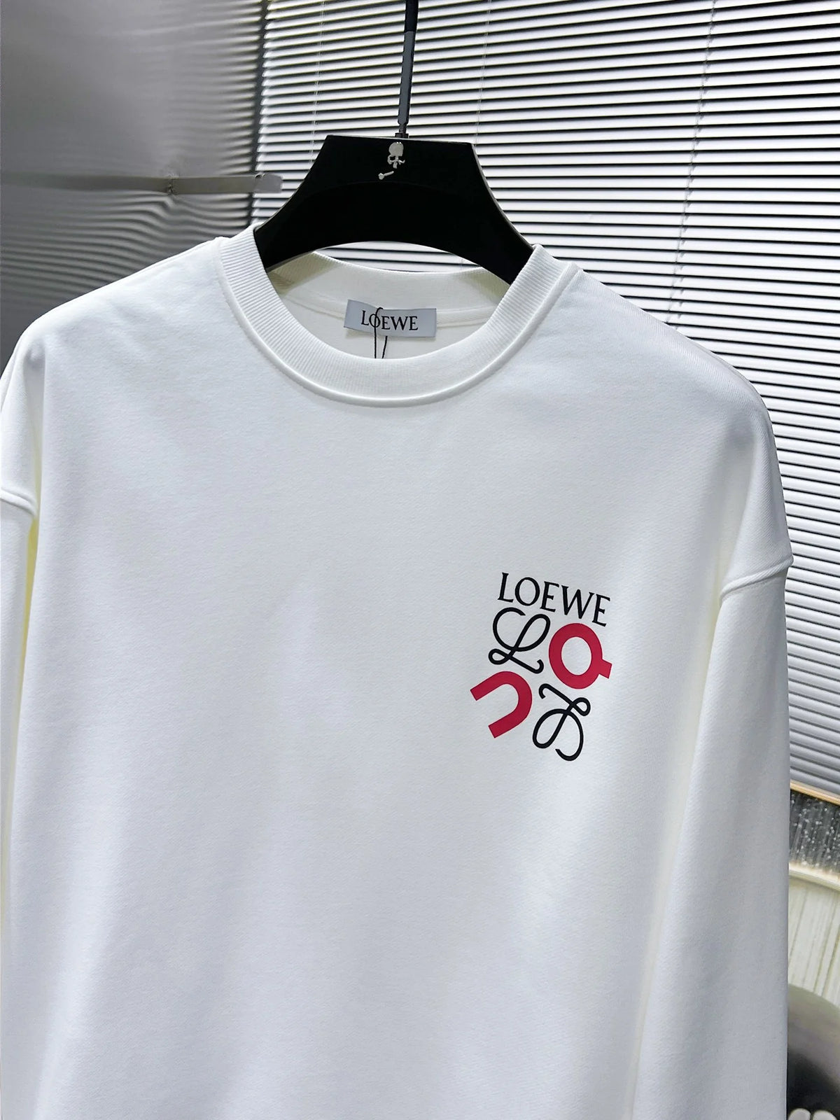 New long sleeved round neck sweatshirt