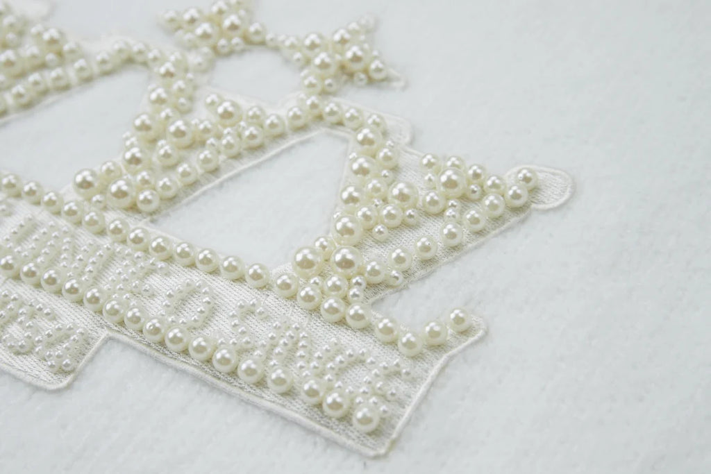 Embroidered pearl micro label round neck sweater