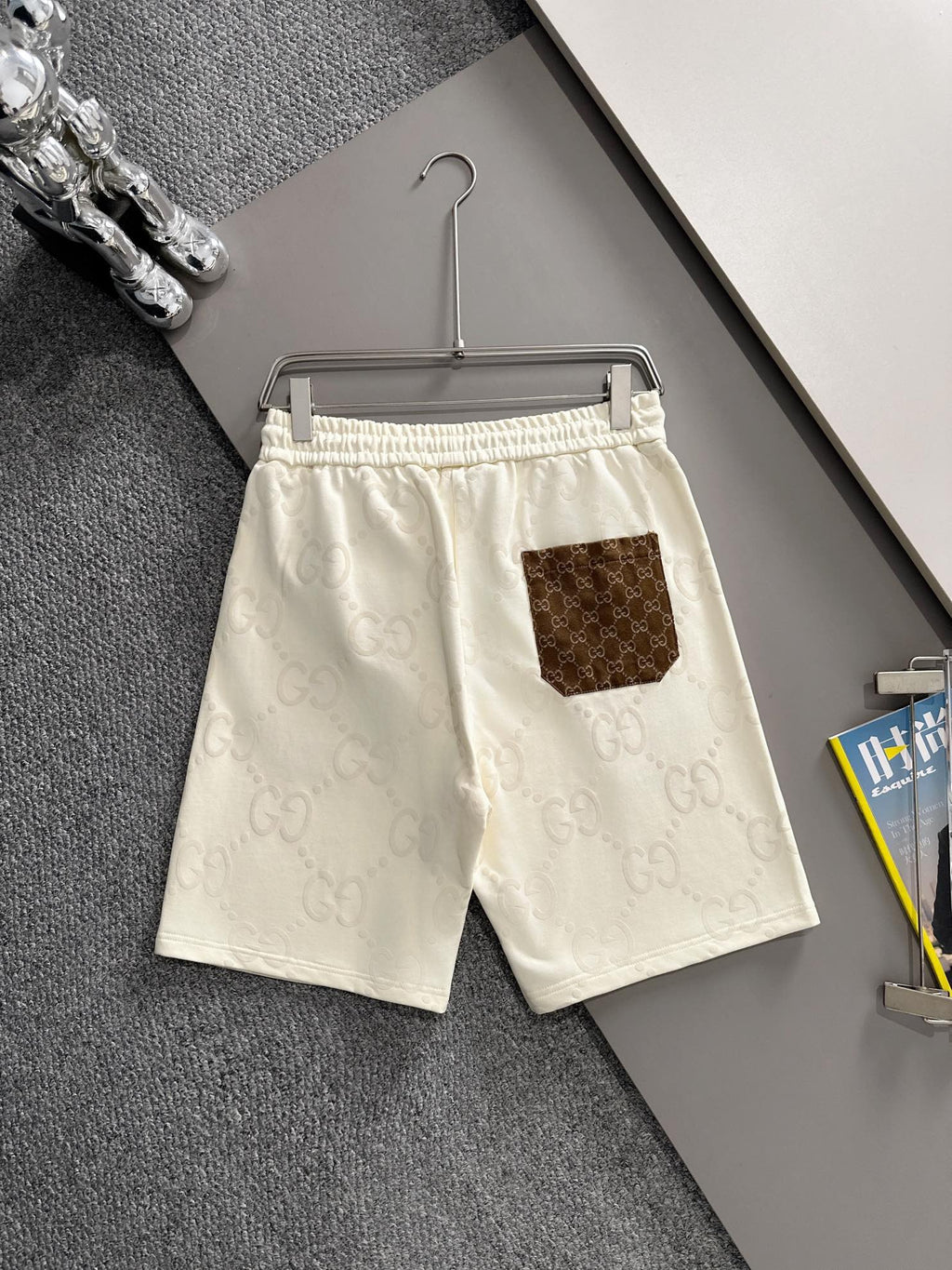 Plucked two letter logo casual shorts