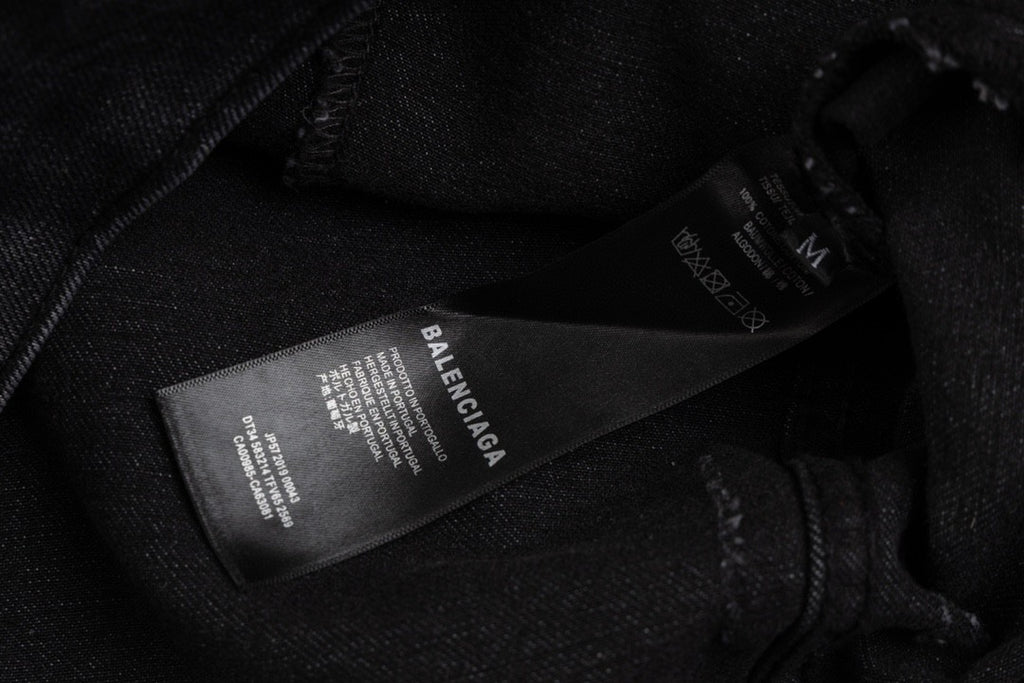 Heavy industry washing and grinding to make old denim jackets