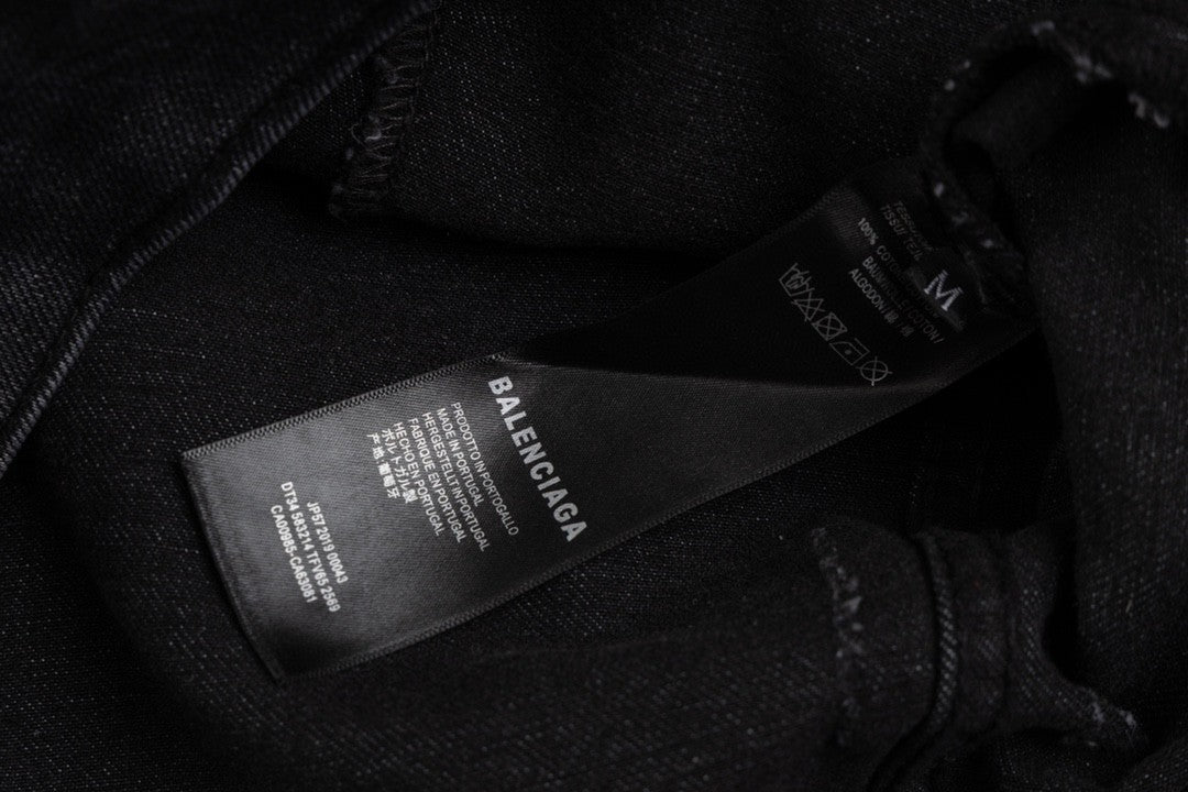 Heavy industry washing and grinding to make old denim jackets