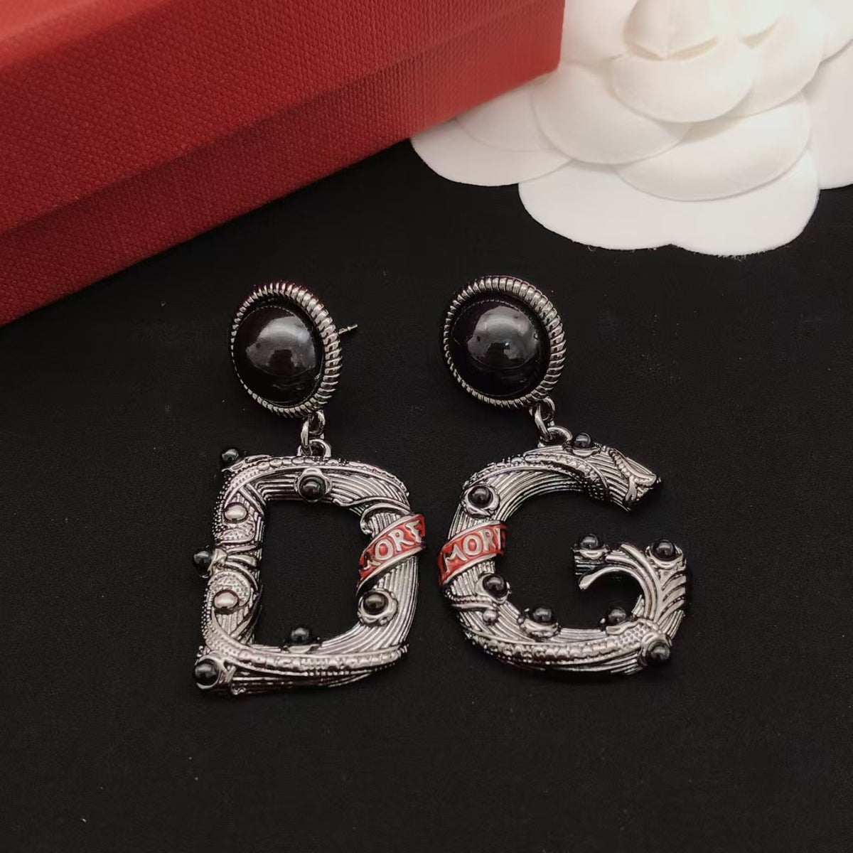 New retro black earrings