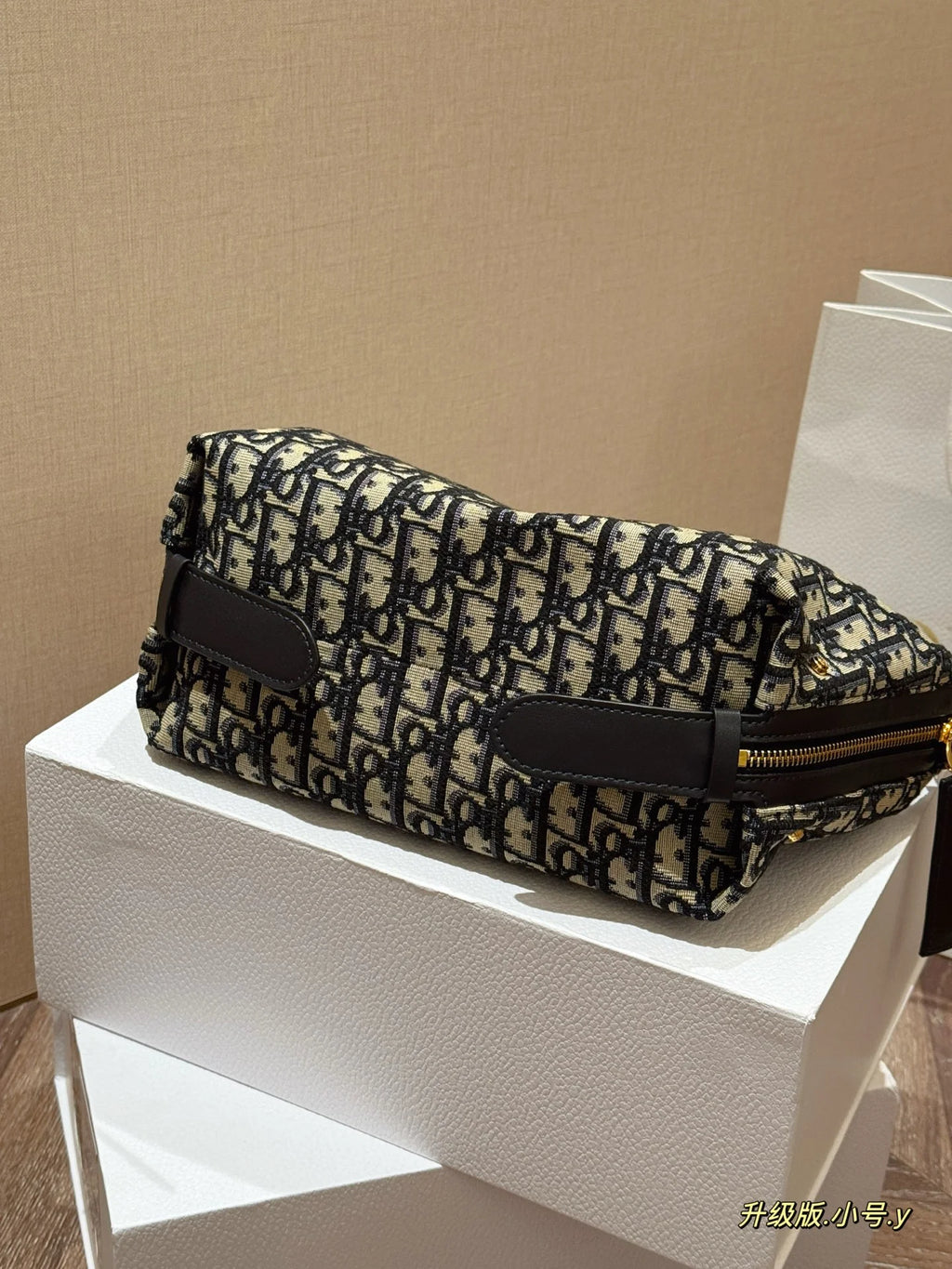 Horizontal lunch box bag made of canvas and cowhide