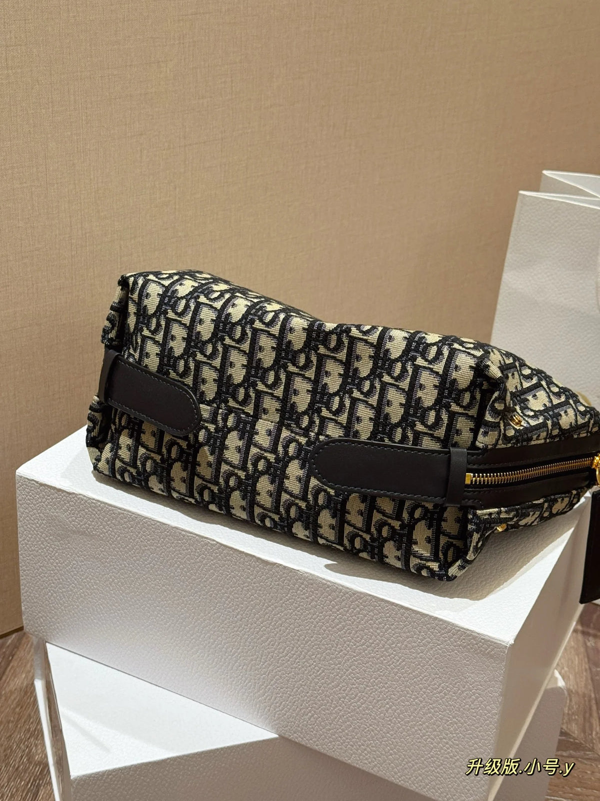 Horizontal lunch box bag made of canvas and cowhide