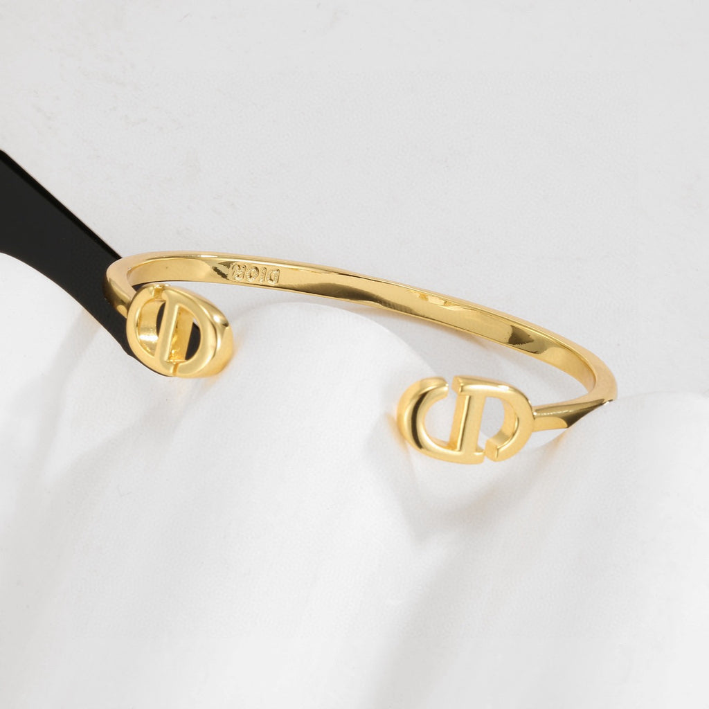 Beautiful mouth bracelet
