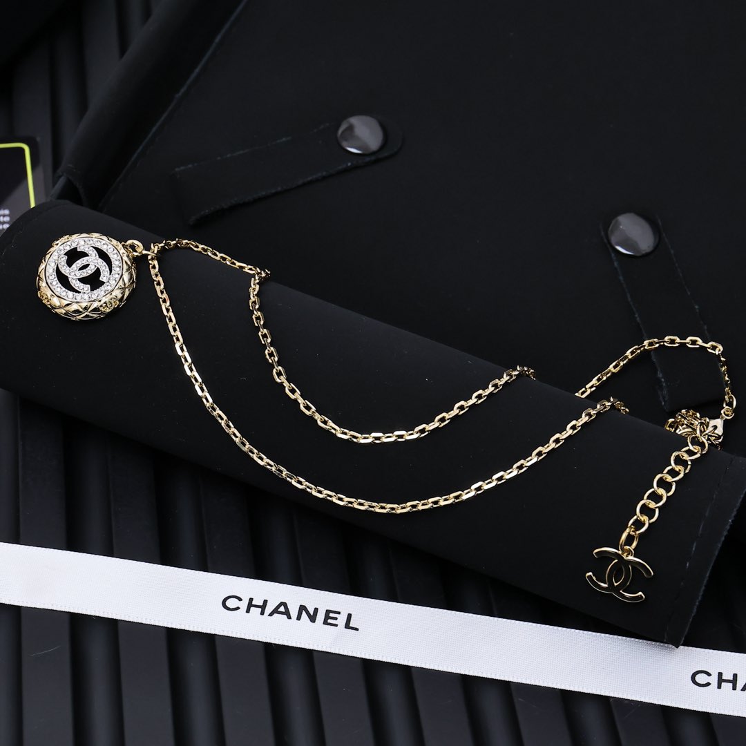 Two tone gold coin palace retro round necklace