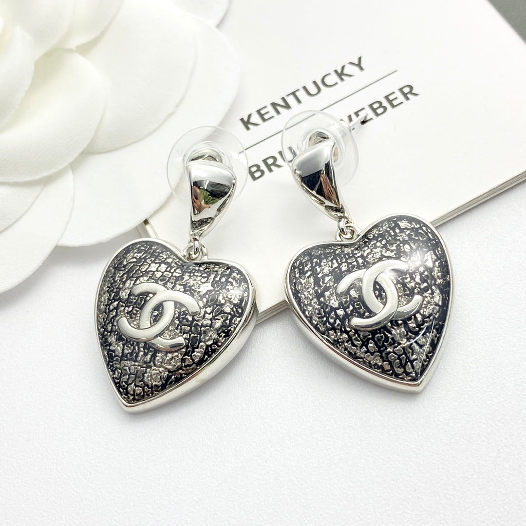 Black gold lace heart-shaped earrings