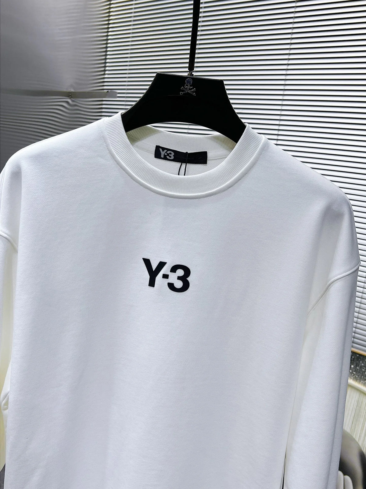 New long sleeved round neck sweatshirt