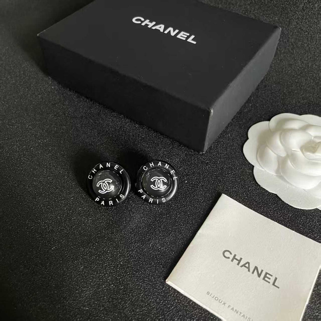 New round letter earrings