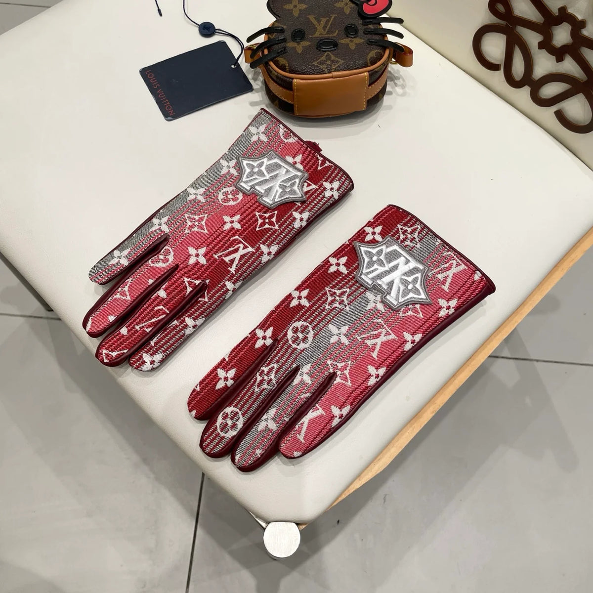 Gradient new fabric paired with leather gloves