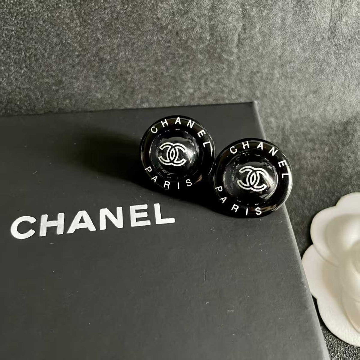 New round letter earrings