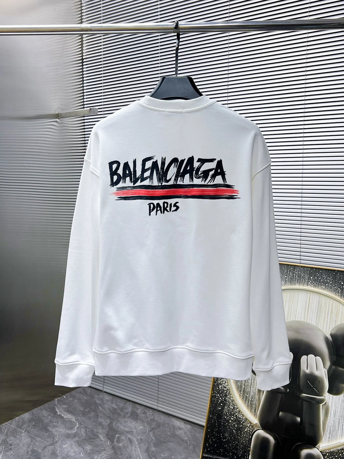 New long sleeved round neck sweatshirt