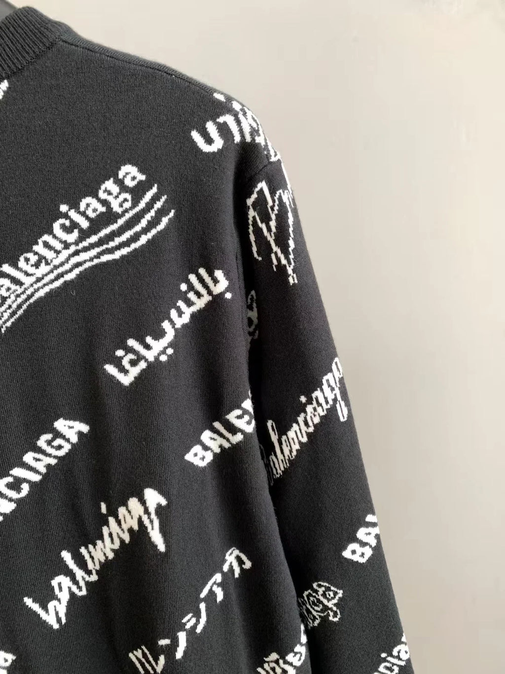 New round neck sweater
