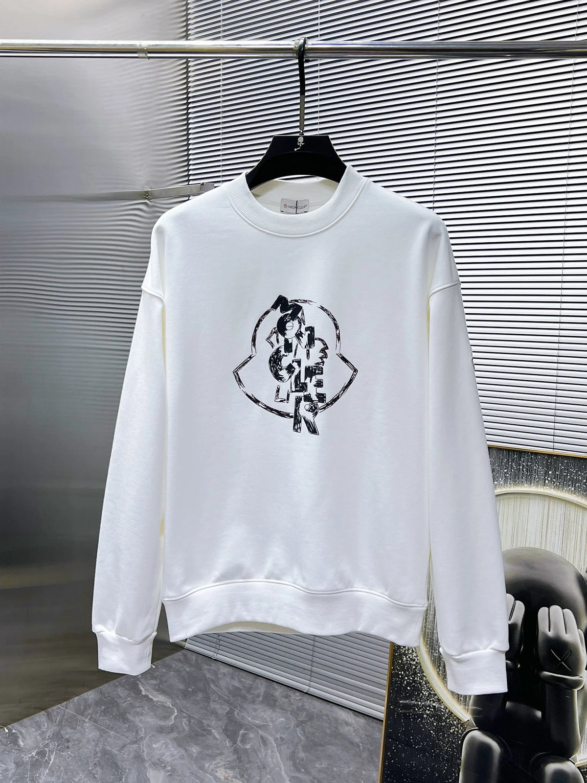 New long sleeved round neck sweatshirt