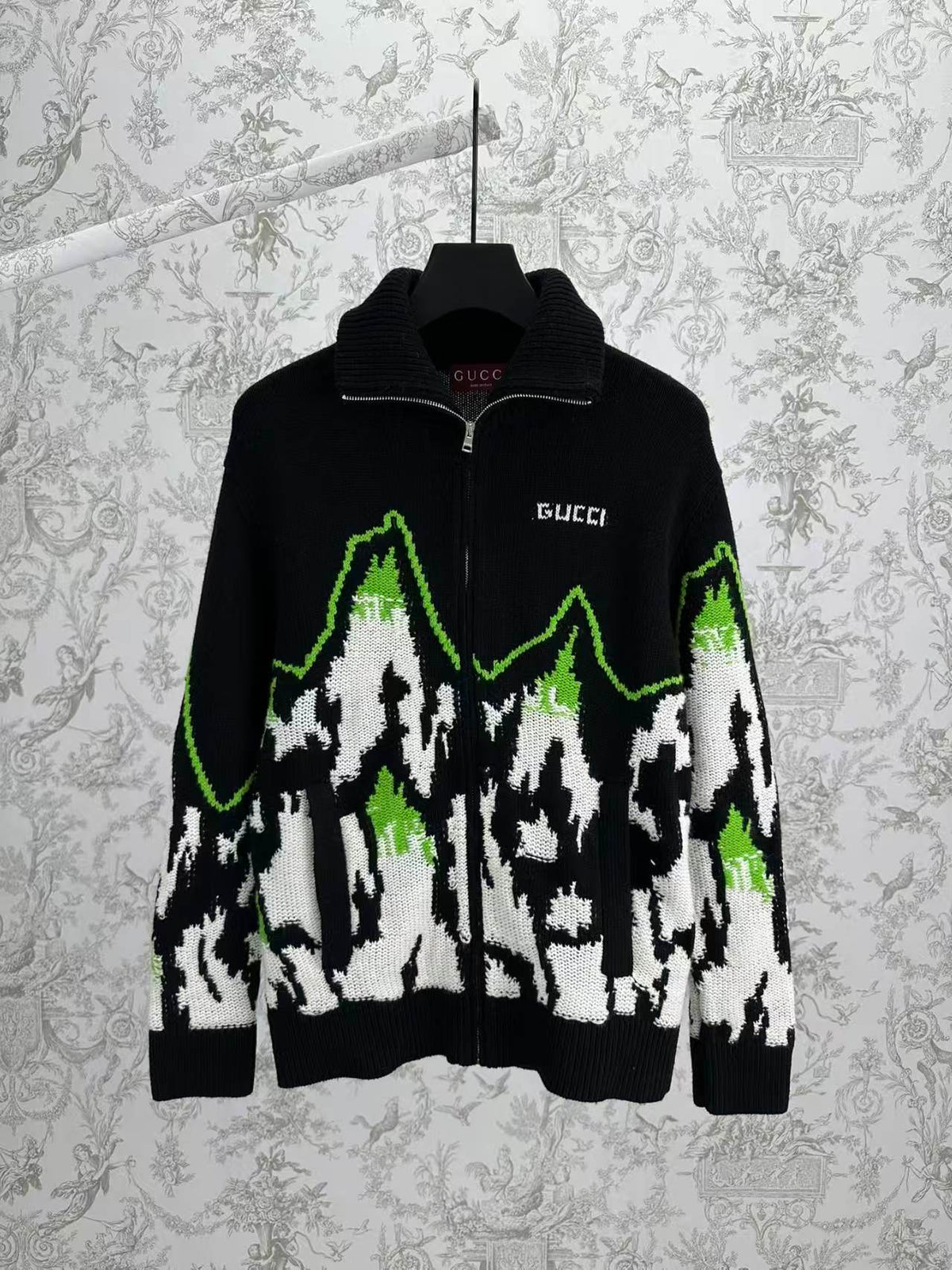 Embroidered zipper long sleeved jacket
