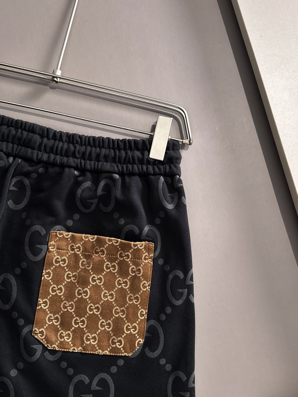 Plucked two letter logo casual shorts