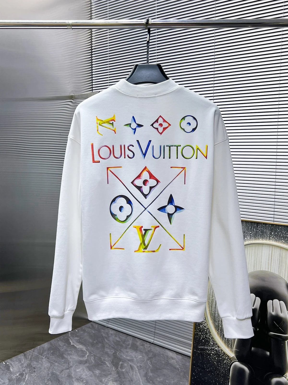 New long sleeved round neck sweatshirt