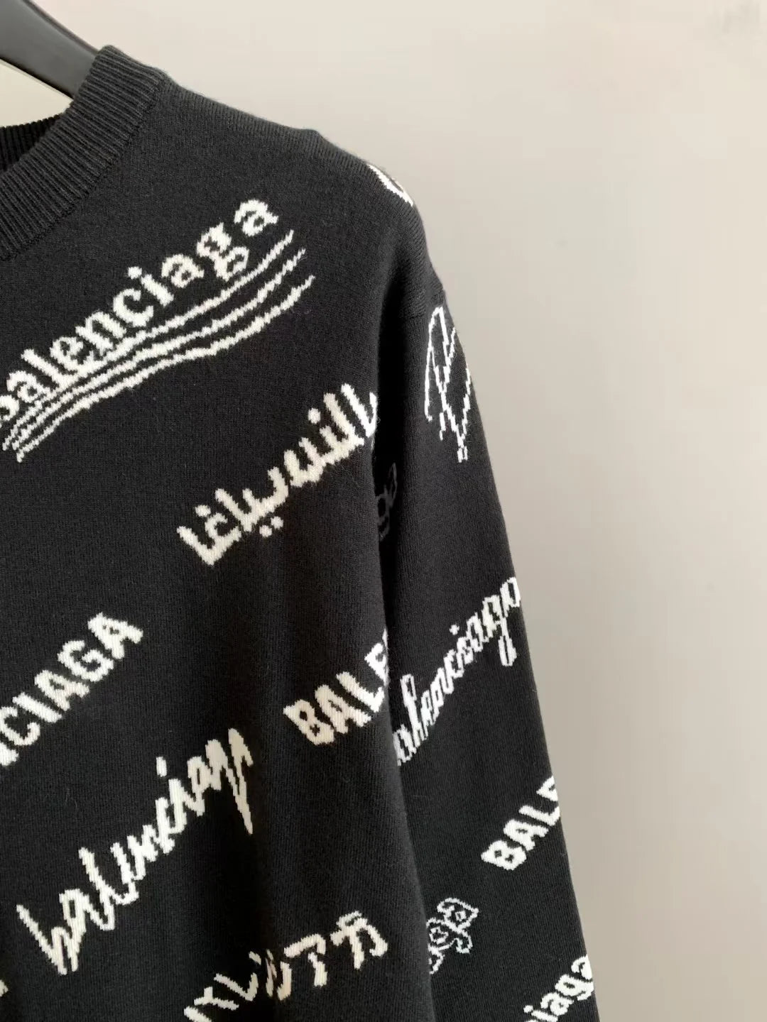 New round neck sweater