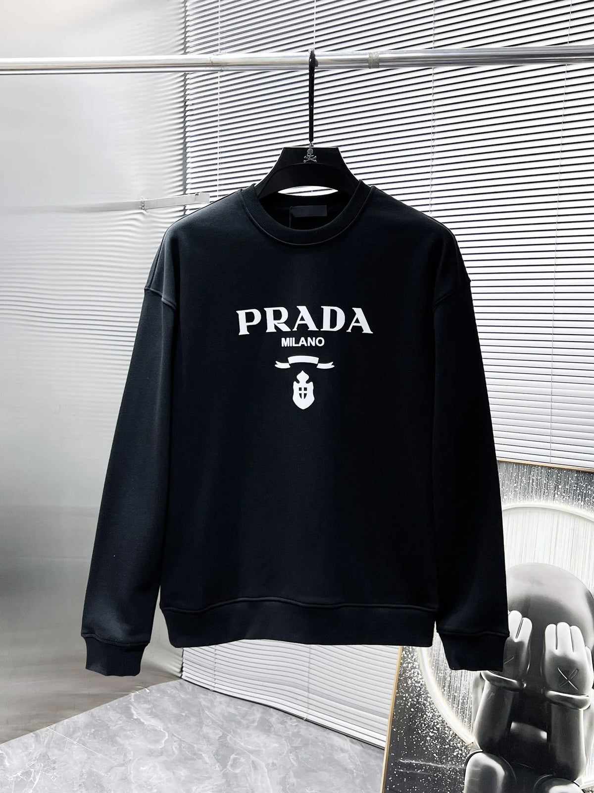 New long sleeved round neck sweatshirt