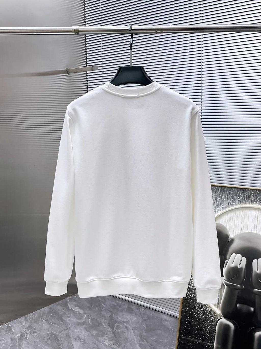 New long sleeved round neck sweatshirt