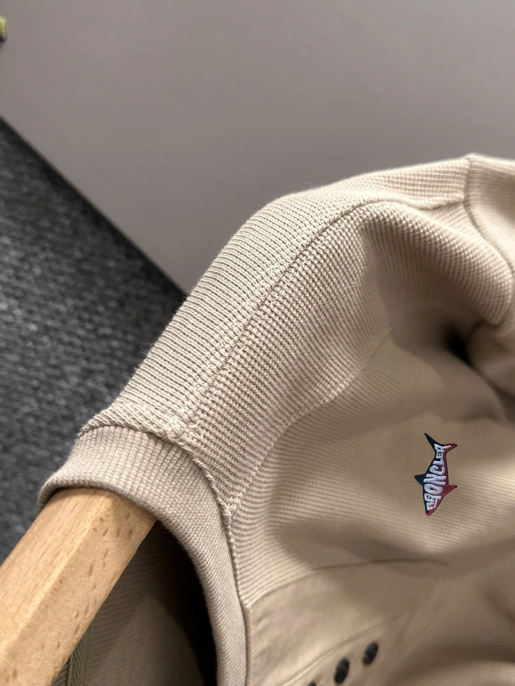 Autumn and winter new style lapel sweatshirt with long sleeves