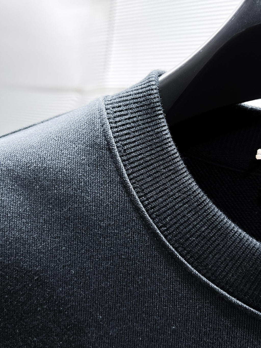 New long sleeved round neck sweatshirt