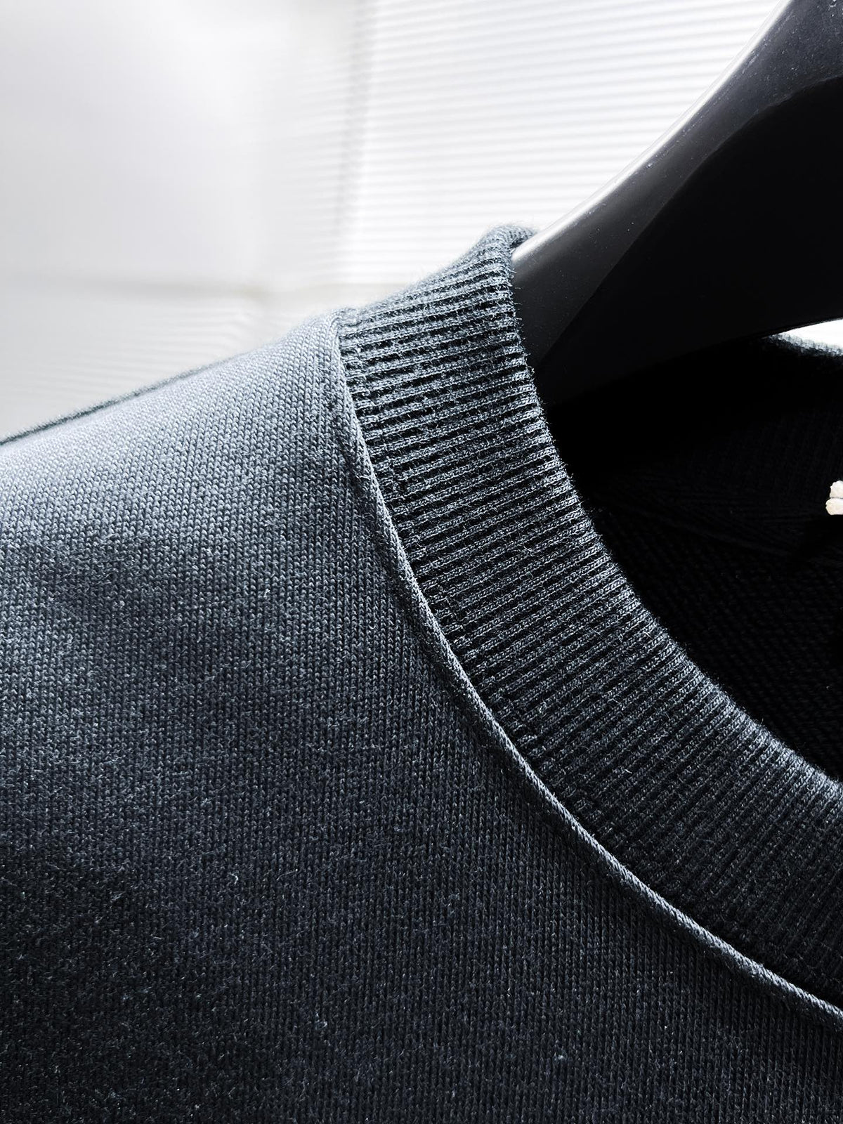 New long sleeved round neck sweatshirt