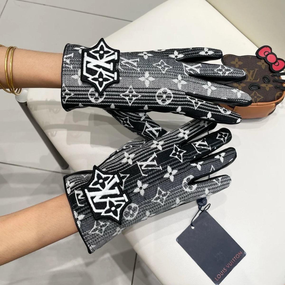 Gradient new fabric paired with leather gloves