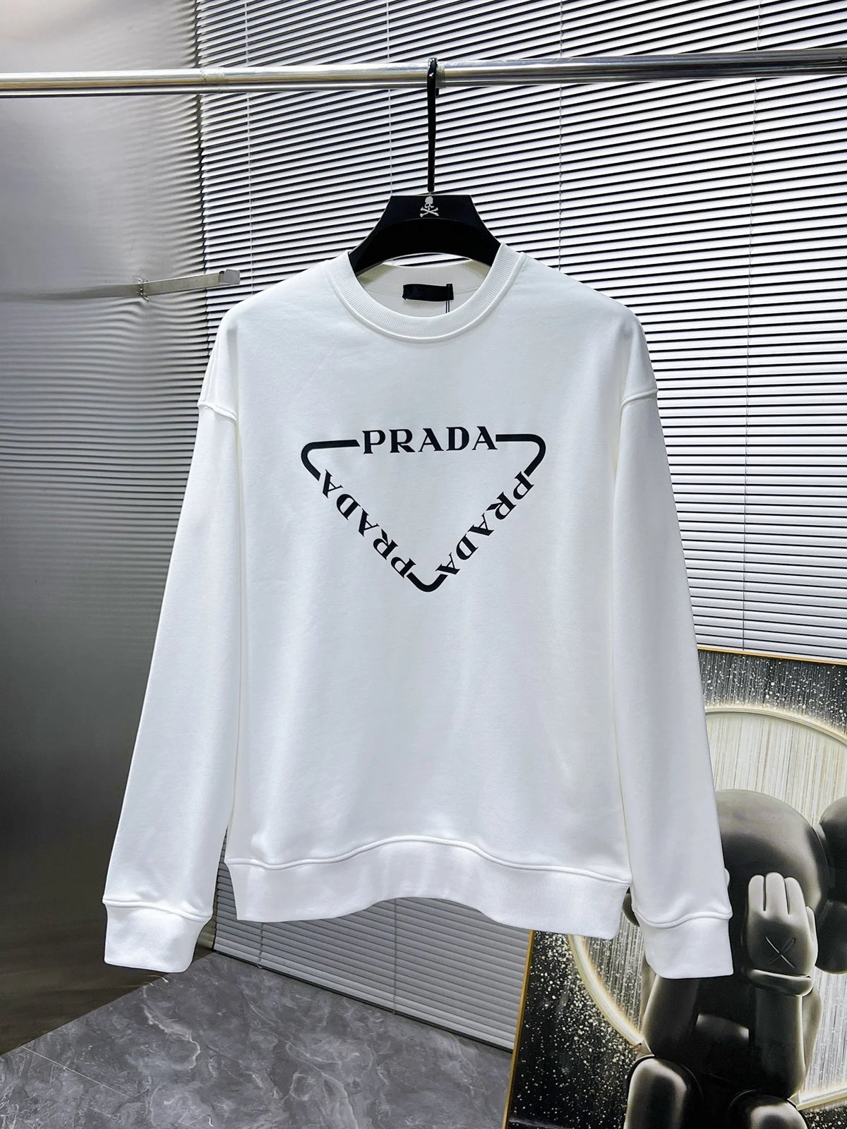 New long sleeved round neck sweatshirt
