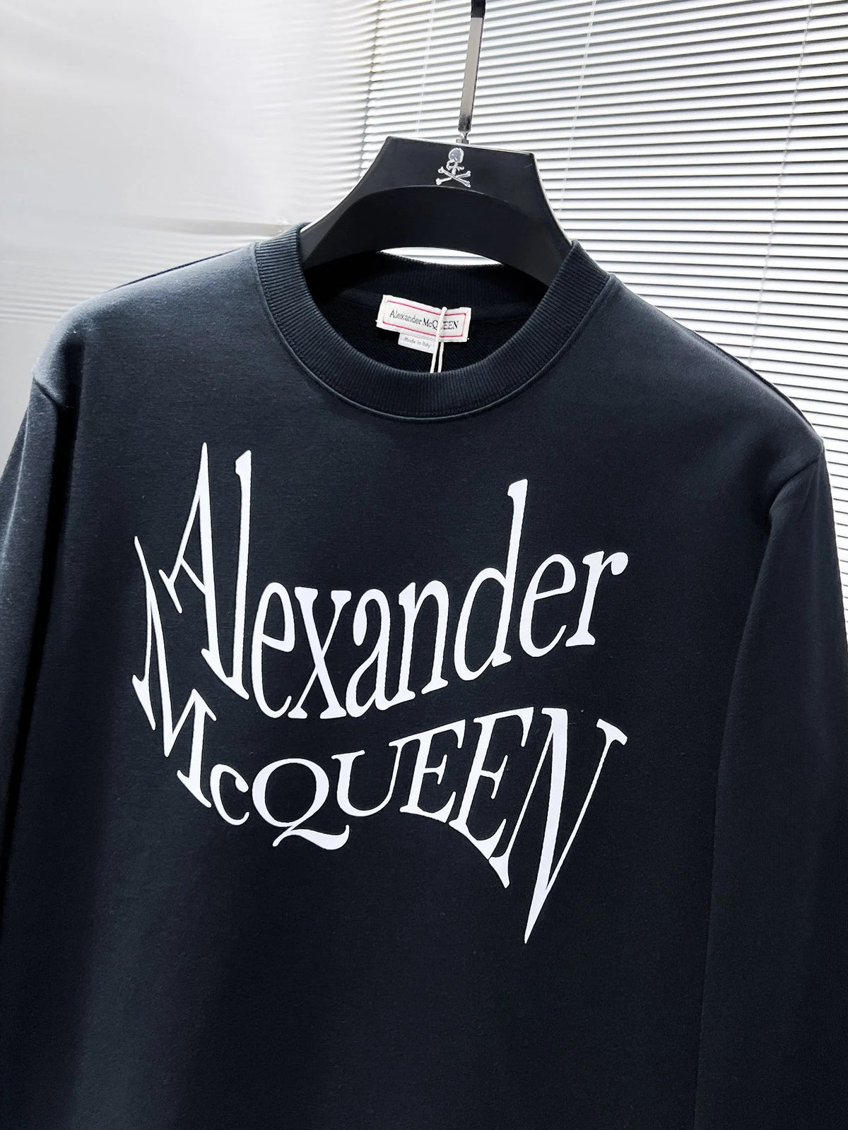 New long sleeved round neck sweatshirt