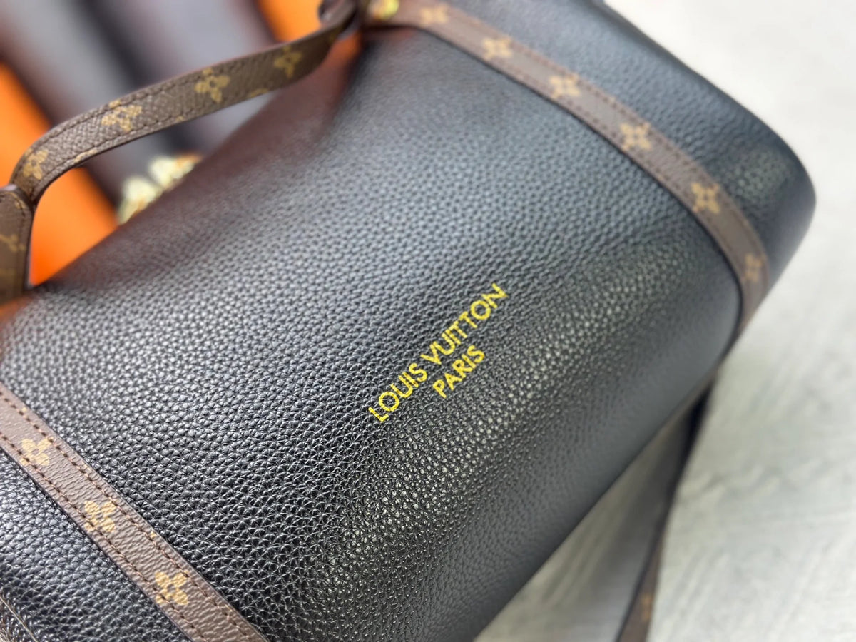Travel handbag