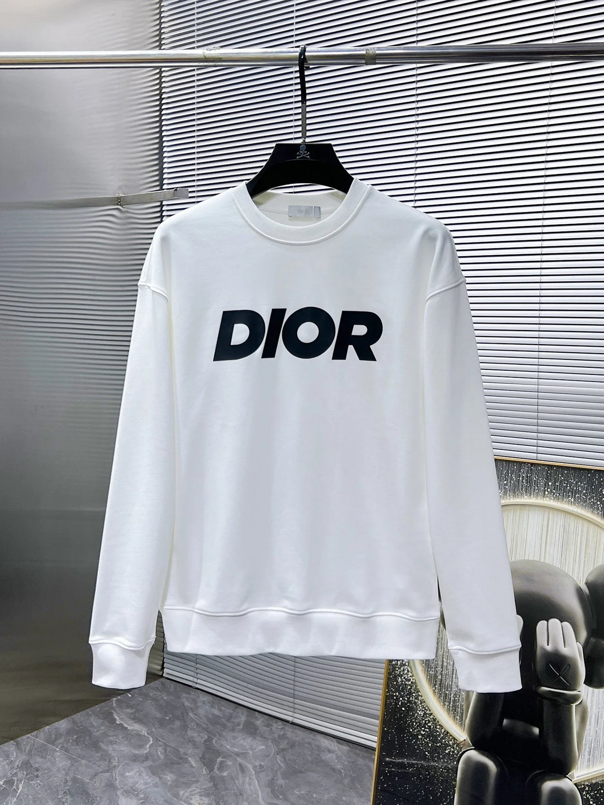 New long sleeved round neck sweatshirt