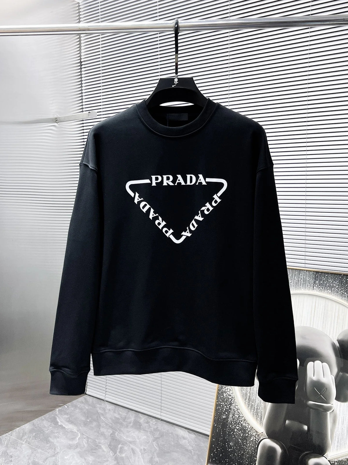 New long sleeved round neck sweatshirt