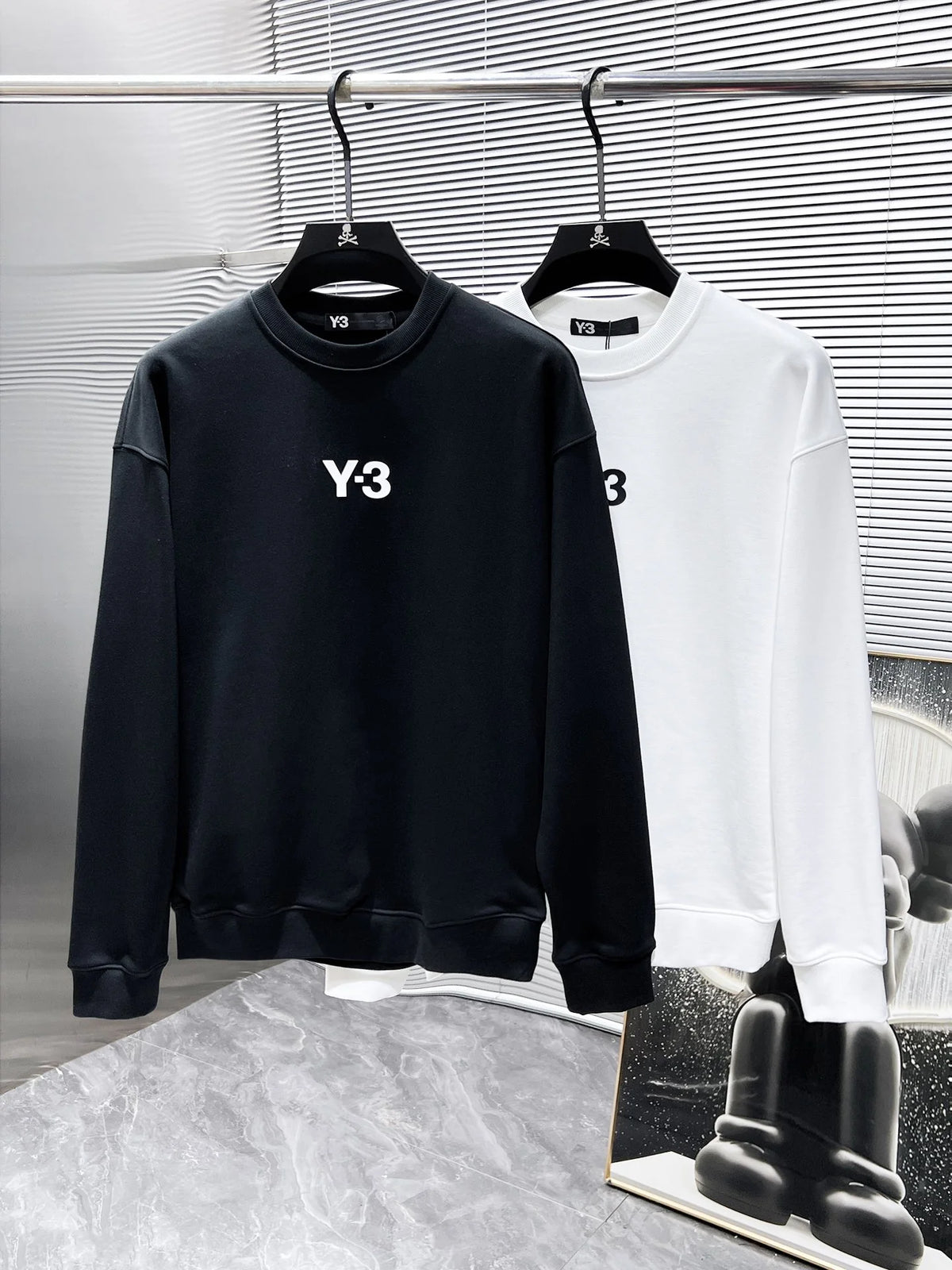 New long sleeved round neck sweatshirt