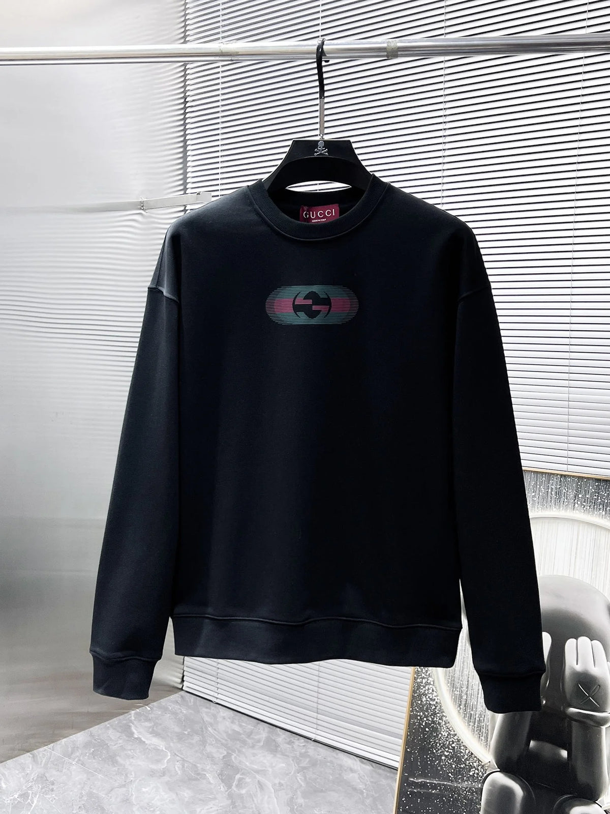 New long sleeved round neck sweatshirt