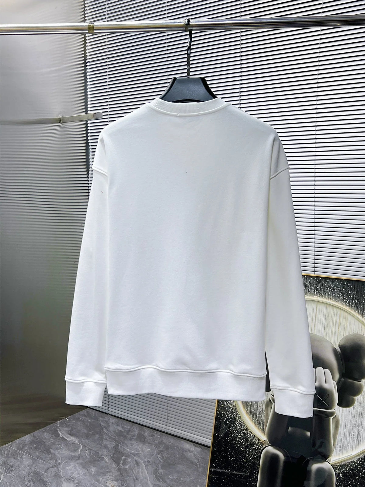 New long sleeved round neck sweatshirt
