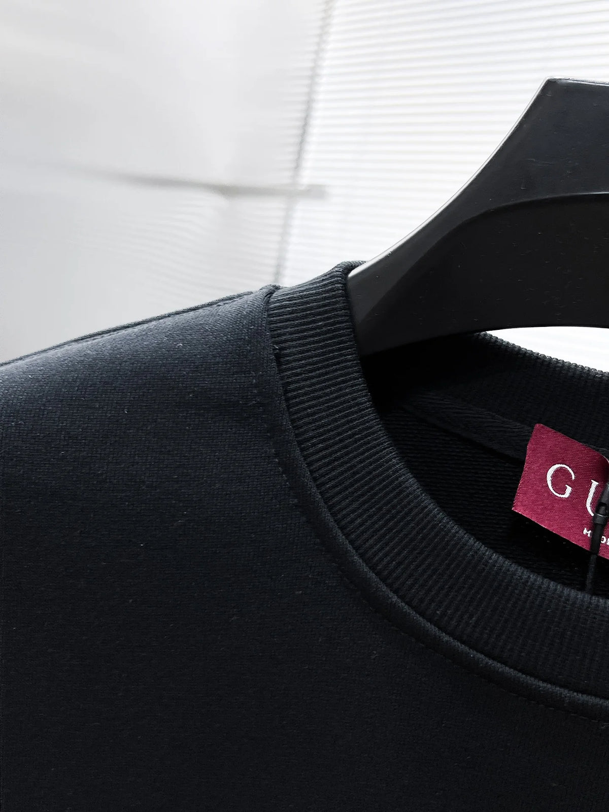 New long sleeved round neck sweatshirt