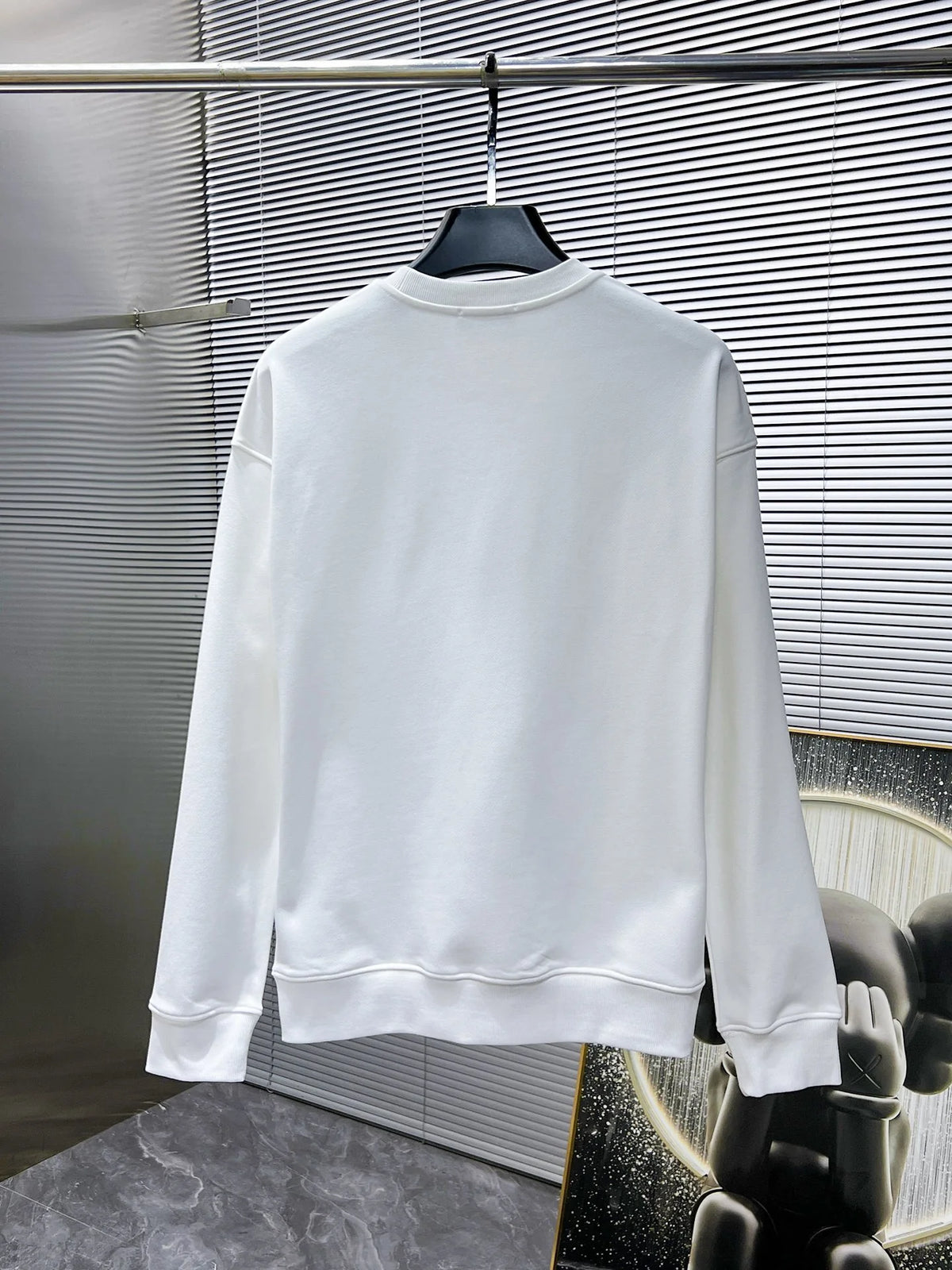 New long sleeved round neck sweatshirt