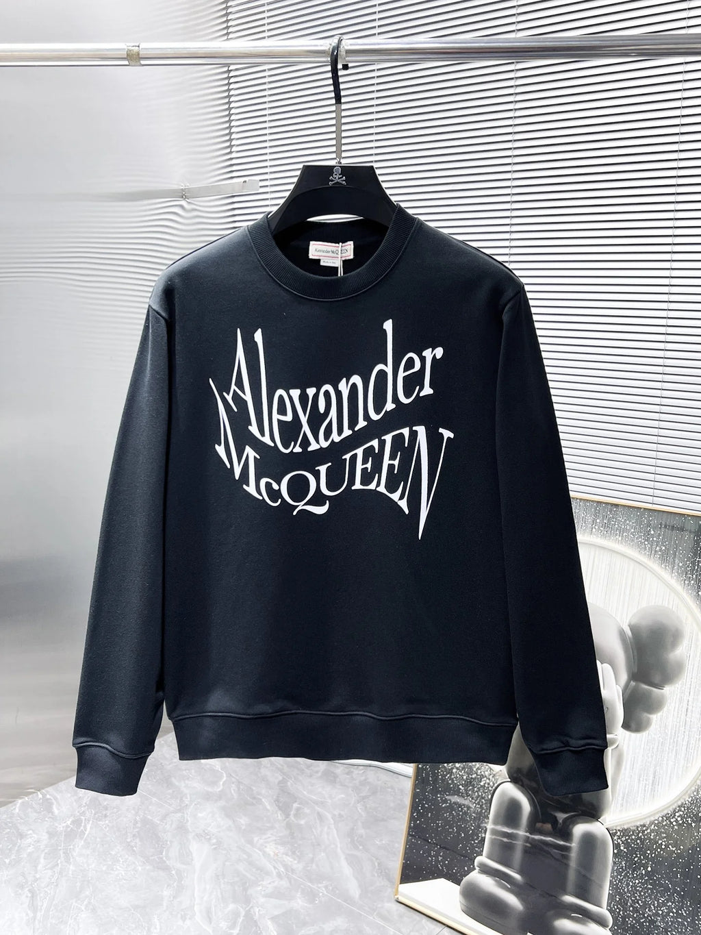 New long sleeved round neck sweatshirt