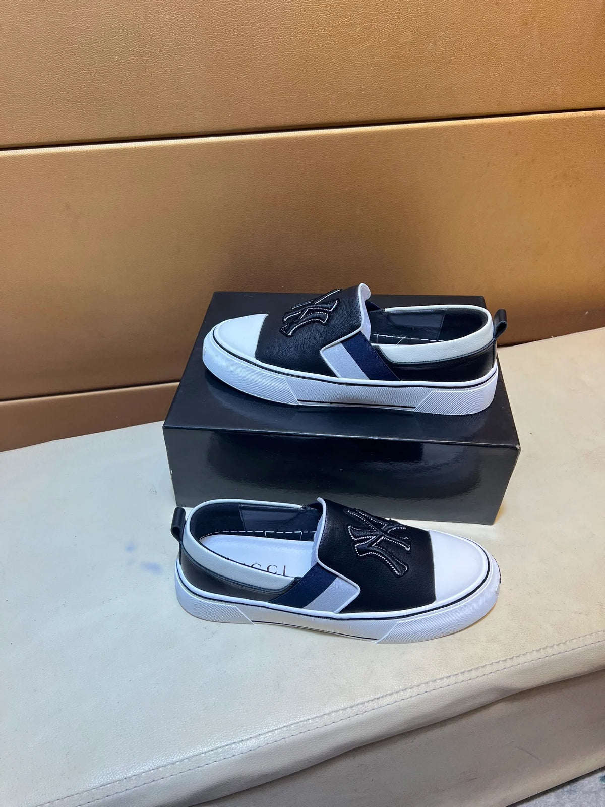 Modern style sports men's shoes