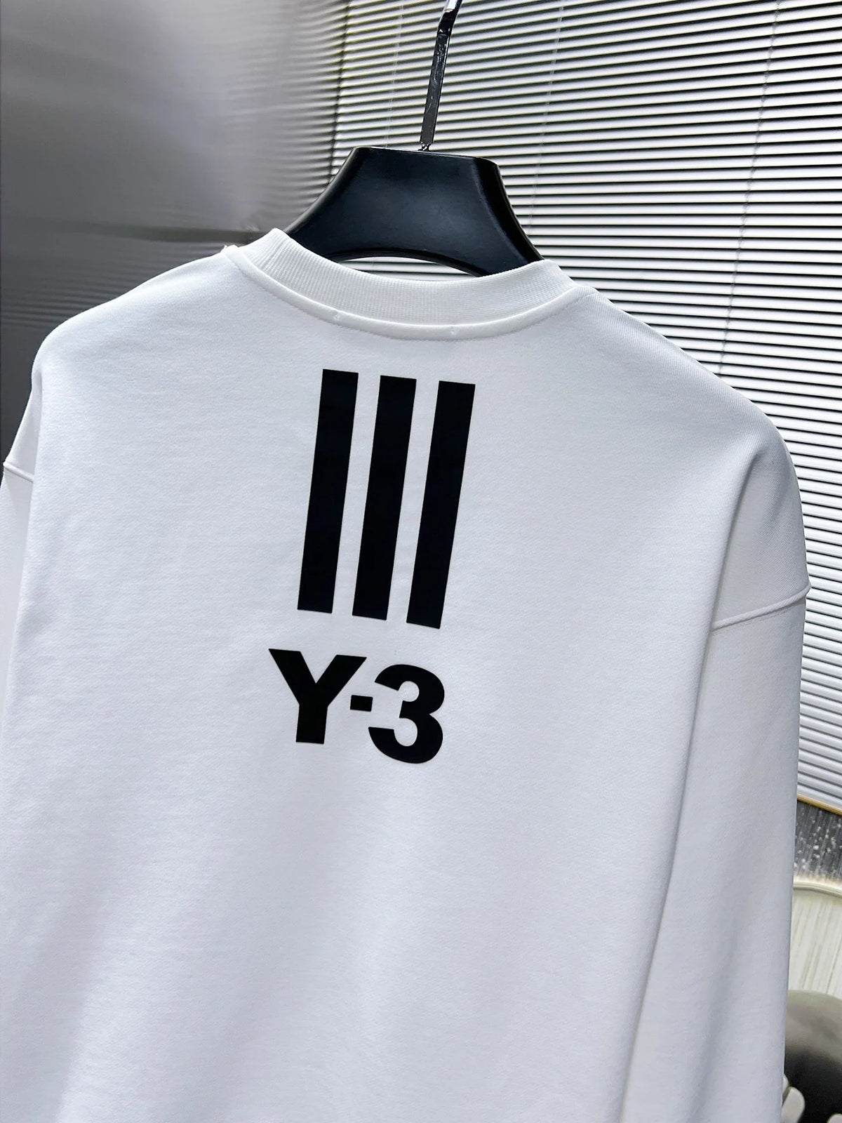 New long sleeved round neck sweatshirt