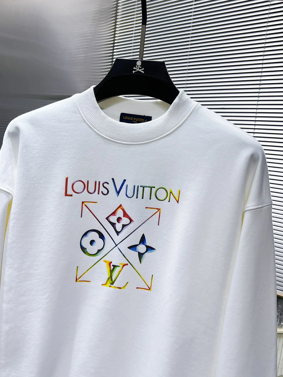 New long sleeved round neck sweatshirt