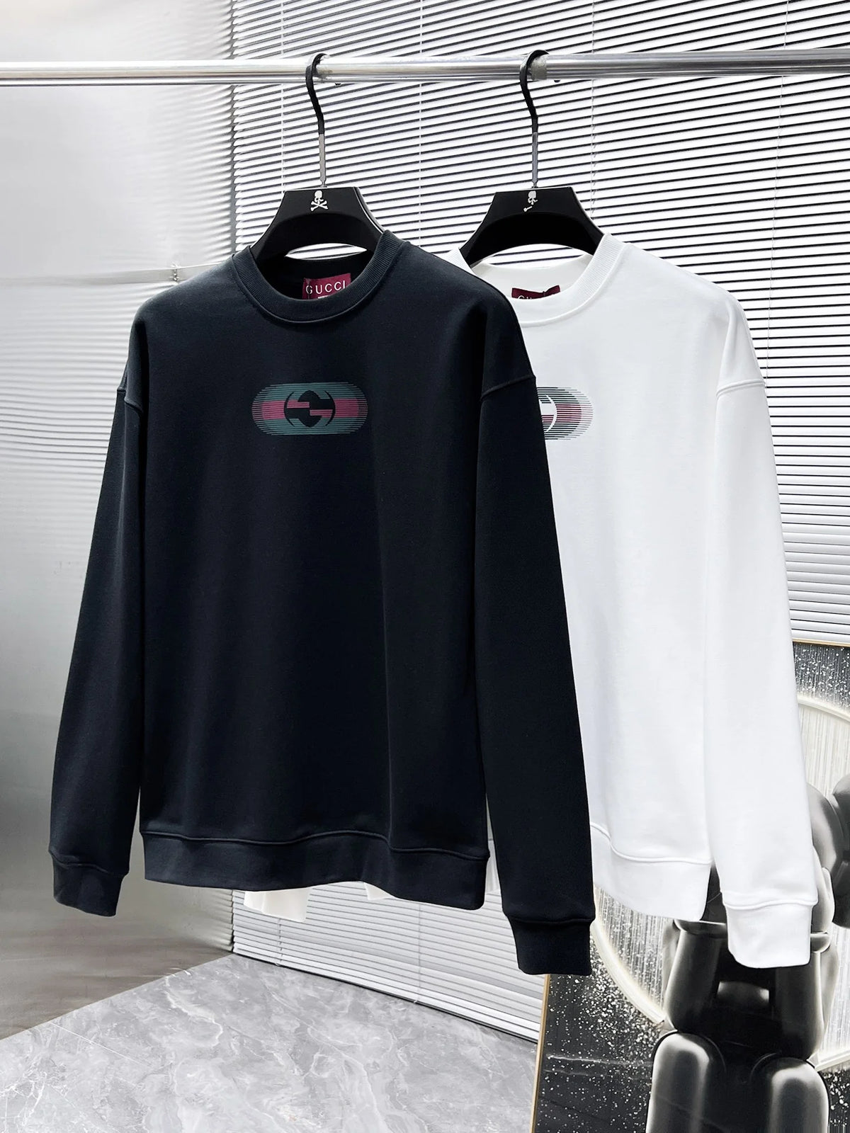 New long sleeved round neck sweatshirt